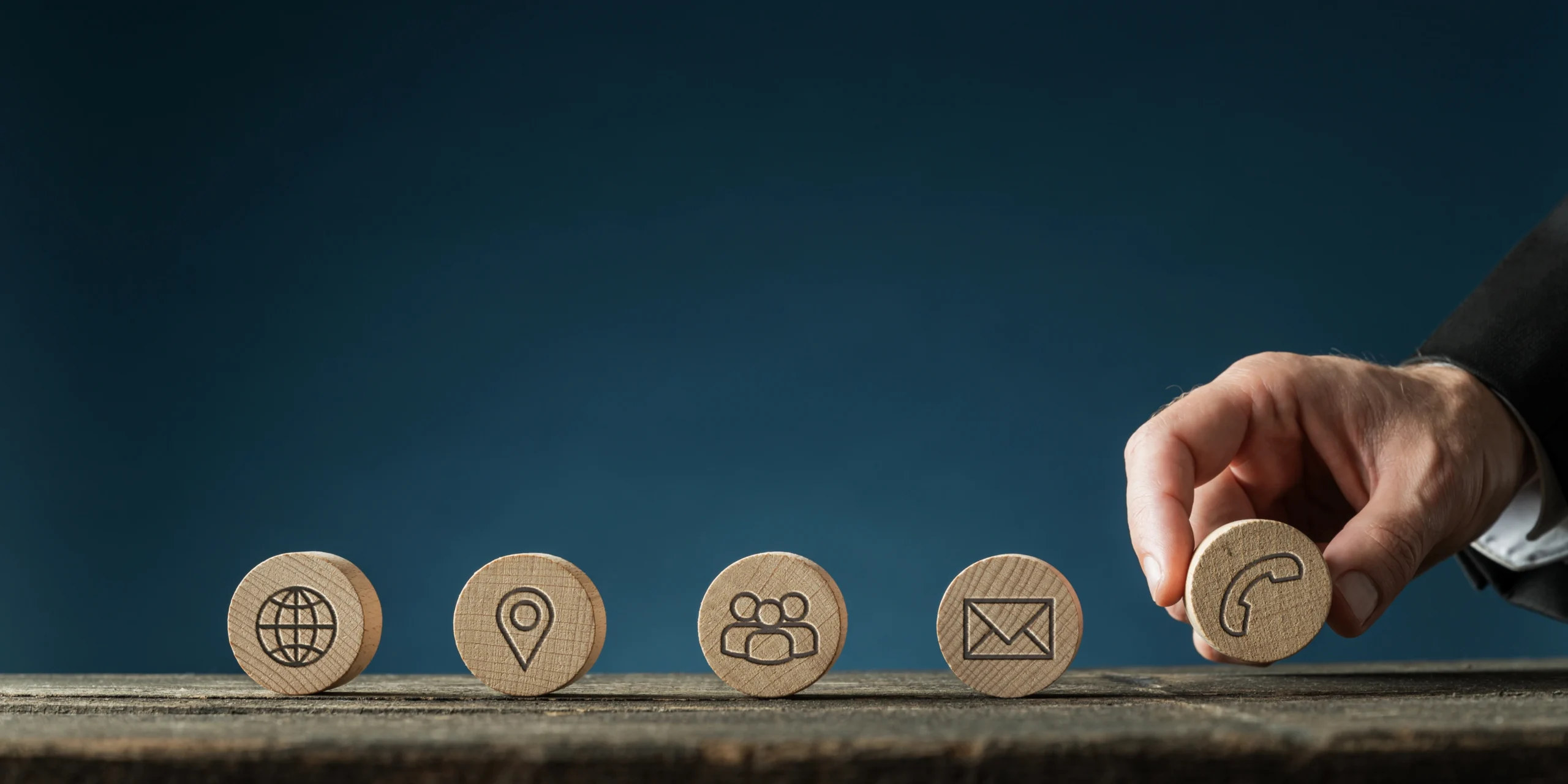 contact icons in the shape of wood buttons